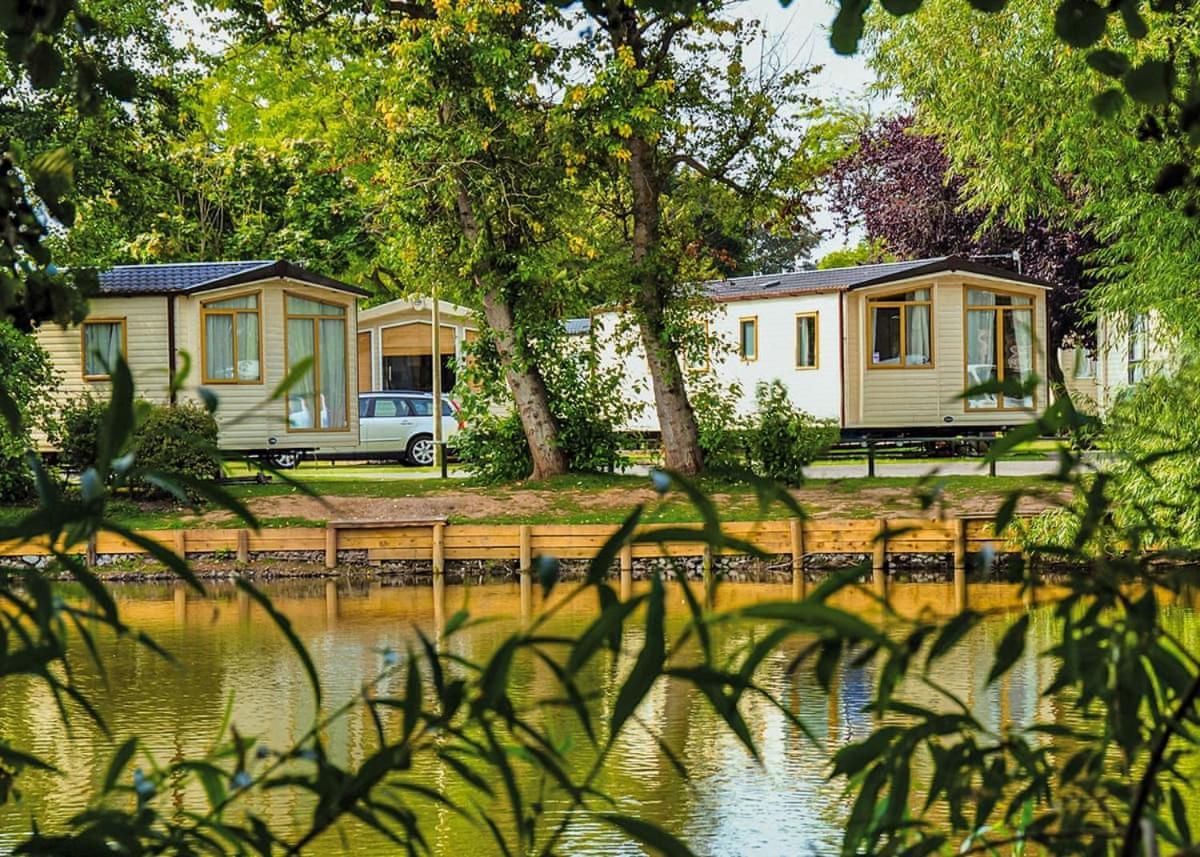 Отель Lakeside Holiday Park Burnham-on-Sea Экстерьер фото
